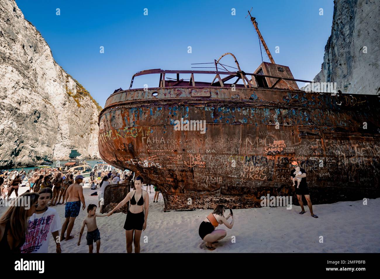 Fantástica vista del viejo naufragio oxidado varado en la playa de Navagio (Smugglers Cove) en la isla de Zakynthos en Grecia, rodeado de altos acantilados Foto de stock