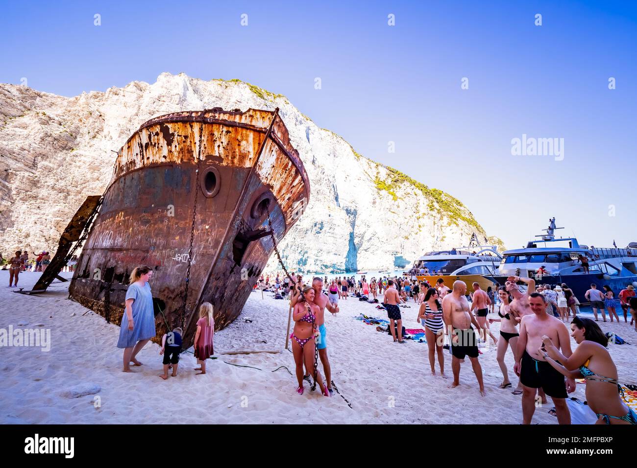 Fantástica vista del viejo naufragio oxidado varado en la playa de Navagio (Smugglers Cove) en la isla de Zakynthos en Grecia, rodeado de altos acantilados Foto de stock