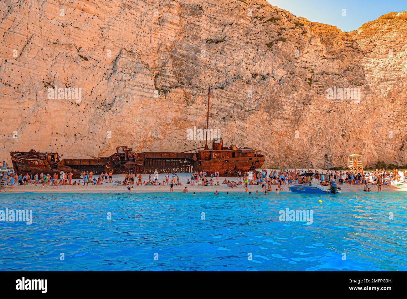 Fantástica vista del viejo naufragio oxidado varado en la playa de Navagio (Smugglers Cove) en la isla de Zakynthos en Grecia, rodeado de altos acantilados Foto de stock