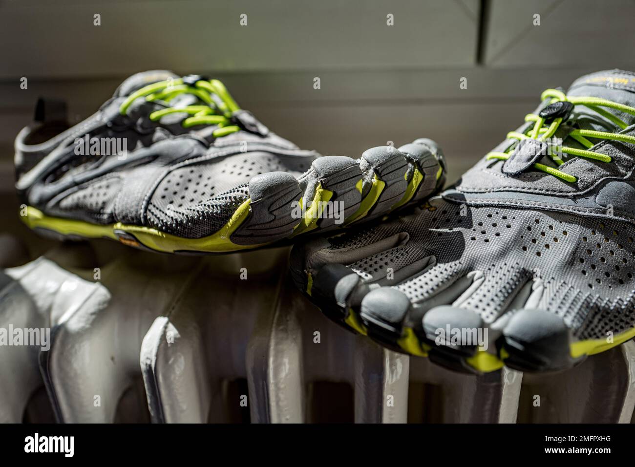 Vibram five fingers shoes fotografías e imágenes de alta resolución - Alamy