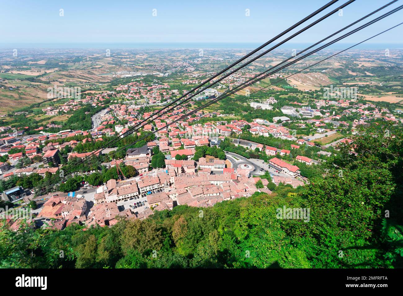 El teleférico desde la aldea hasta la Fortaleza de San Marino. Foto de stock