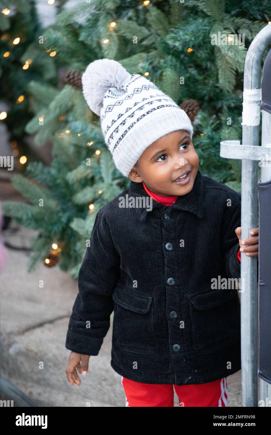 Bambino con afroamericano con cappello invernal Foto de stock