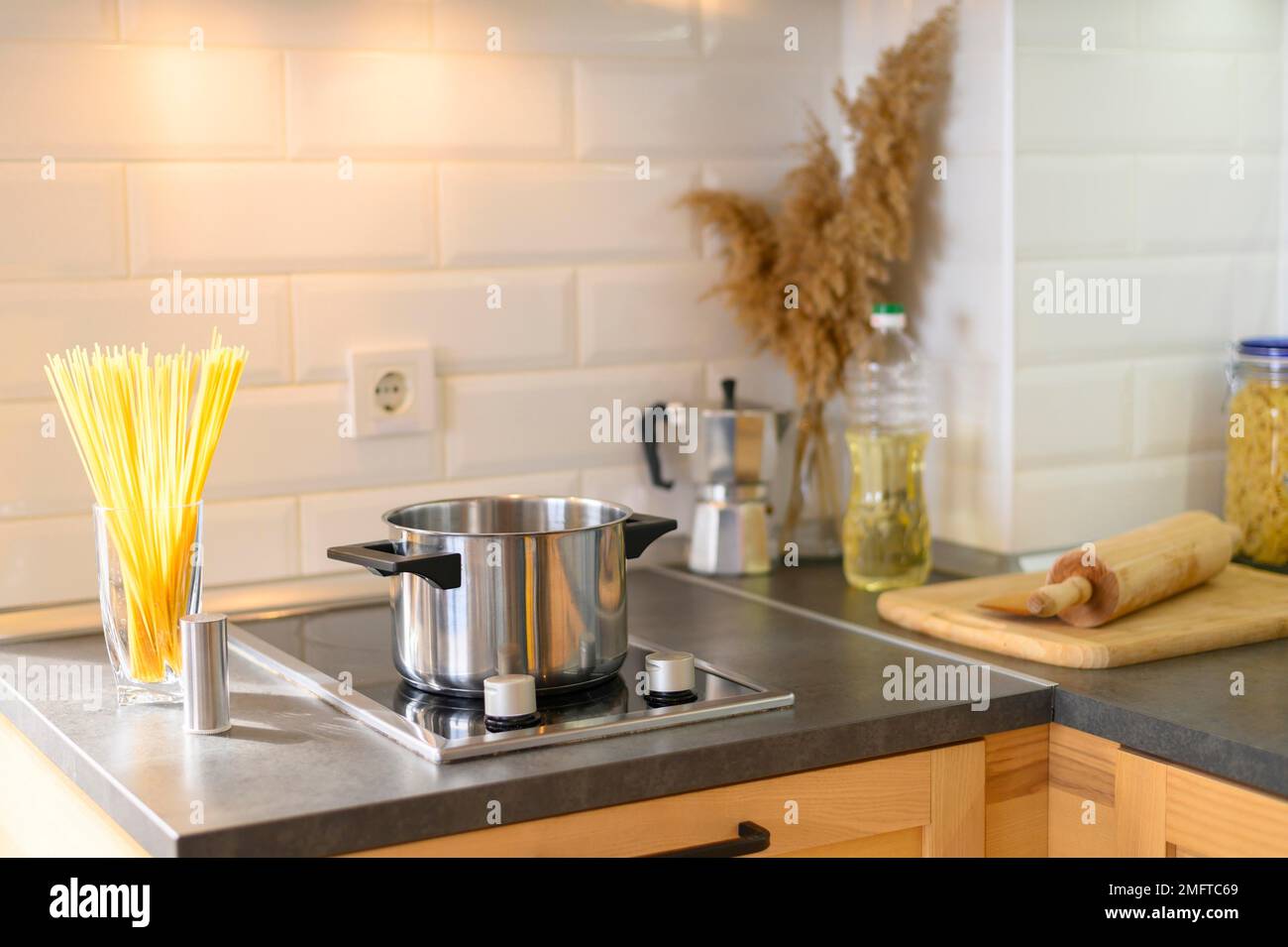 https://c8.alamy.com/compes/2mftc69/moderna-cocina-apartamento-con-vidrio-de-pasta-2mftc69.jpg