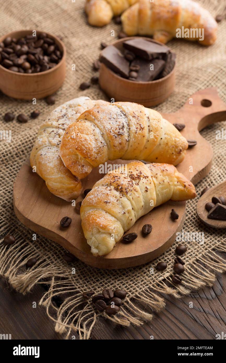 disposición de croissant de ángulo alto Foto de stock