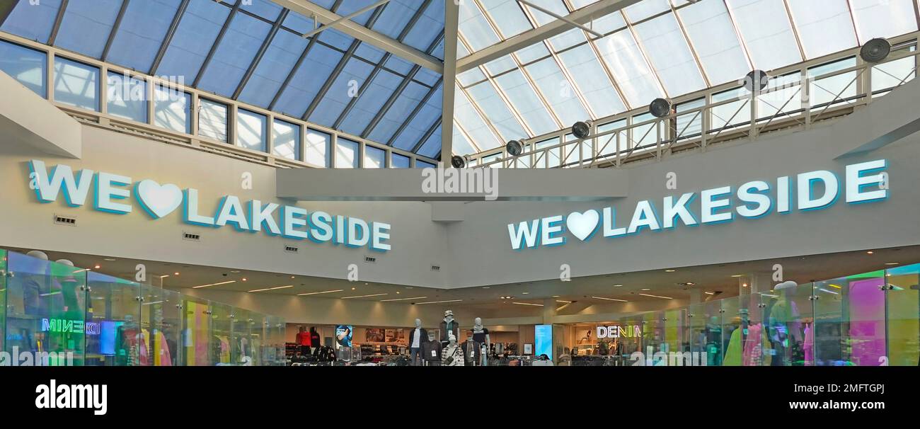 Dos carteles publicitarios 'We LOVE Lakeside' en el complejo comercial  Thurrock Essex en el último piso de la tienda de ropa Primark con el  símbolo del corazón Inglaterra Reino Unido Fotografía de