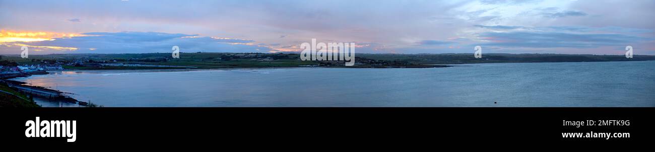 Vista panorámica de la bahía de ardmore, panorama de la bahía de ardmore, condado de la bahía de ardmore waterford, puesta de sol en la bahía de ardmore, cielos de la puesta de sol, mar celta, Irlanda, RM Irlanda Foto de stock