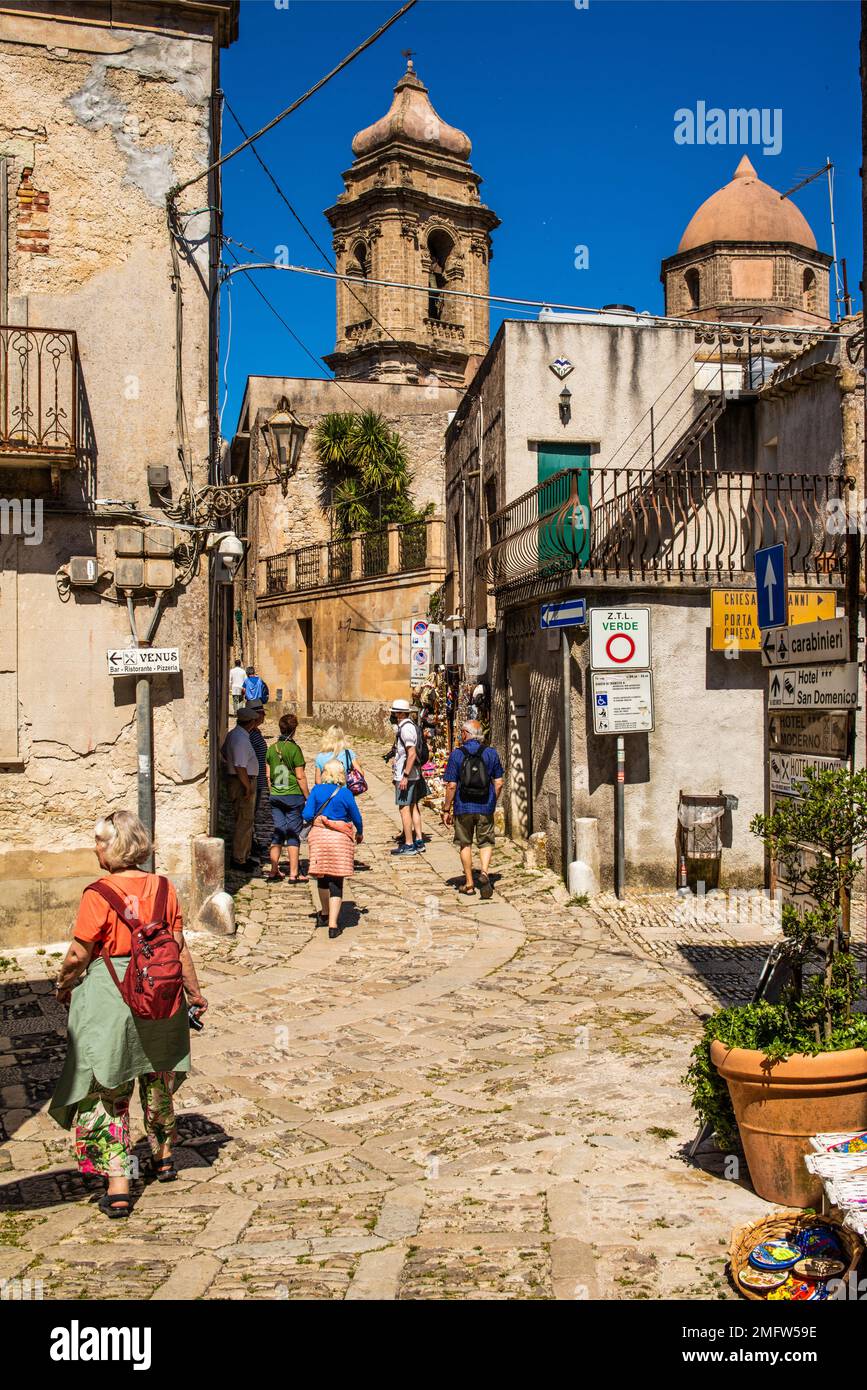 Callejones de la ciudad vieja, ciudad medieval de Erice, impresiona por