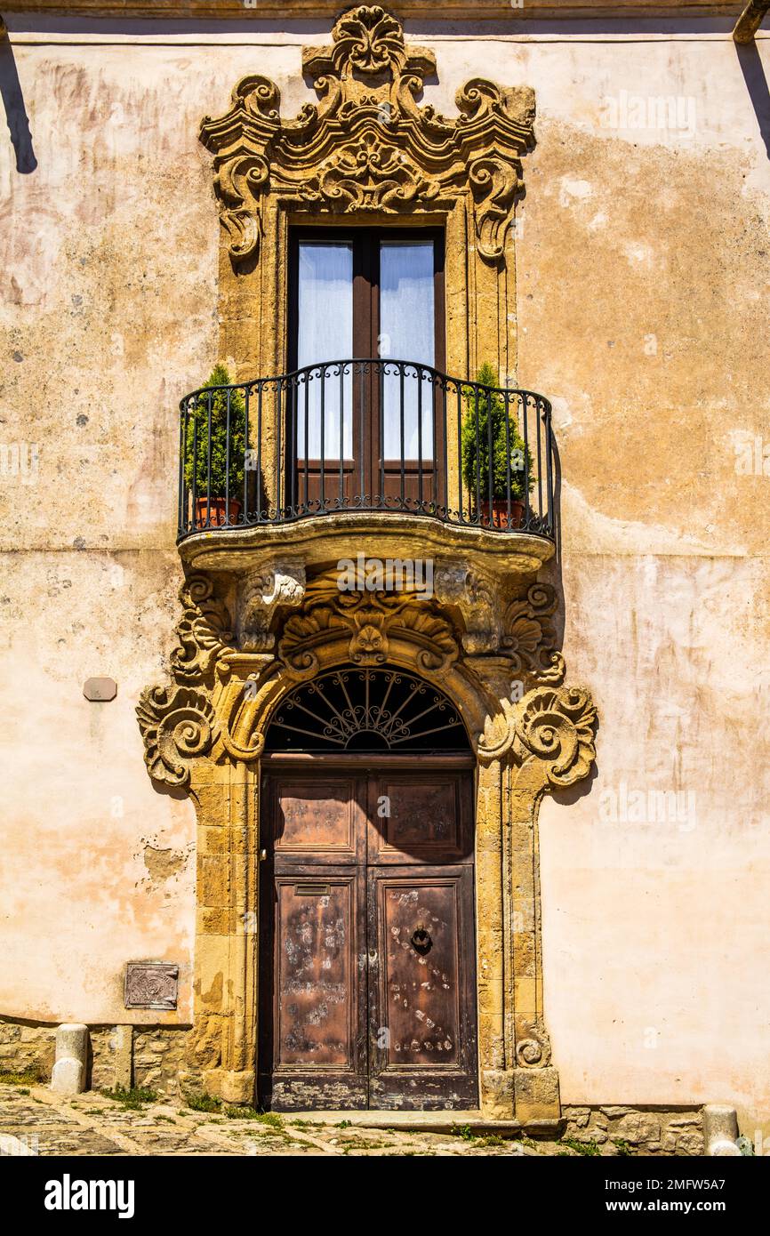 Callejones de la ciudad vieja con palacios, ciudad medieval de Erice