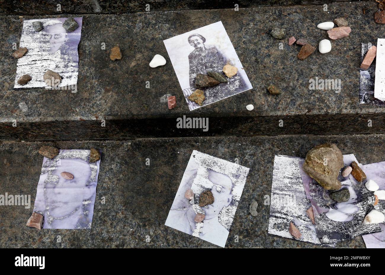 Small stones, on an ancient Jewish tradition to place stones the graves
