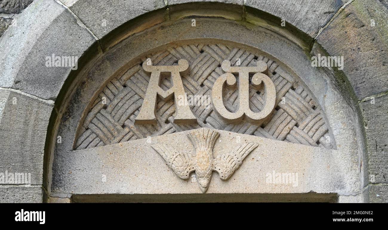 Alfa y Omega con una paloma debajo en la parte superior de una puerta de una iglesia católica romana Fotografía de stock - Alamy Alfa y Omega con una paloma debajo en la parte superior de una puerta de una iglesia católica romana Fotografía de stock - Alamy