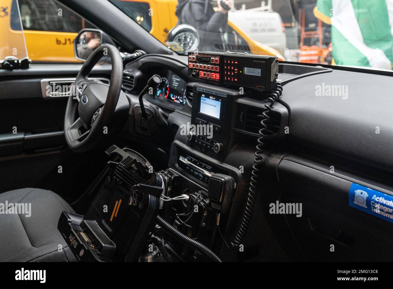 Nueva York, EE.UU. 25th de enero de 2023. Nuevo prototipo del coche Ford Police Interceptor Hybrid del NYPD en exhibición en la calle Cipriani 42nd en Nueva York, donde el Comisionado de Policía pronunció el discurso del Estado de NYPD de 2023 en el desayuno anual de la Fundación de Policía de la Ciudad de Nueva York el 25 de enero de 2023. (Foto de Lev Radin/Sipa USA) Crédito: SIPA USA/Alamy Live News Foto de stock