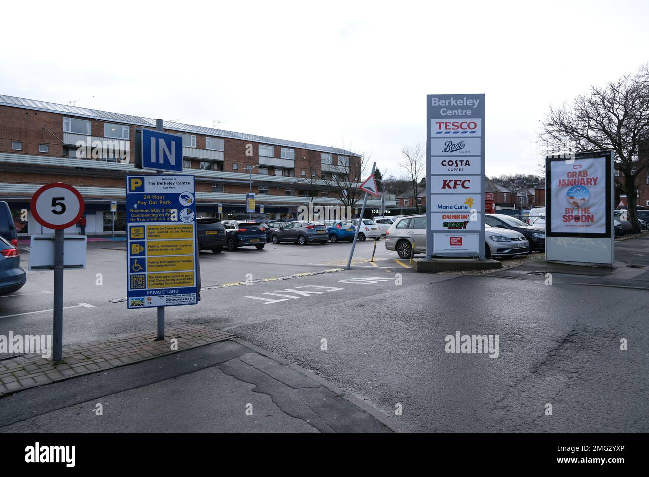 Excel Señales de estacionamiento y máquinas en el Berkeley Centre en Ecclesall Road en Sheffield Foto de stock
