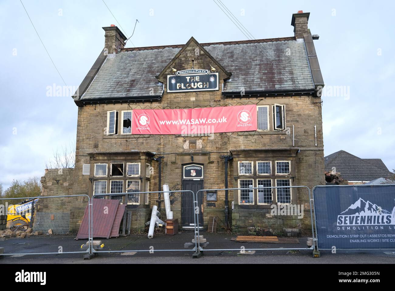 Pub histórico The Plough siendo demolido en Sandygate Road en Sheffield Foto de stock