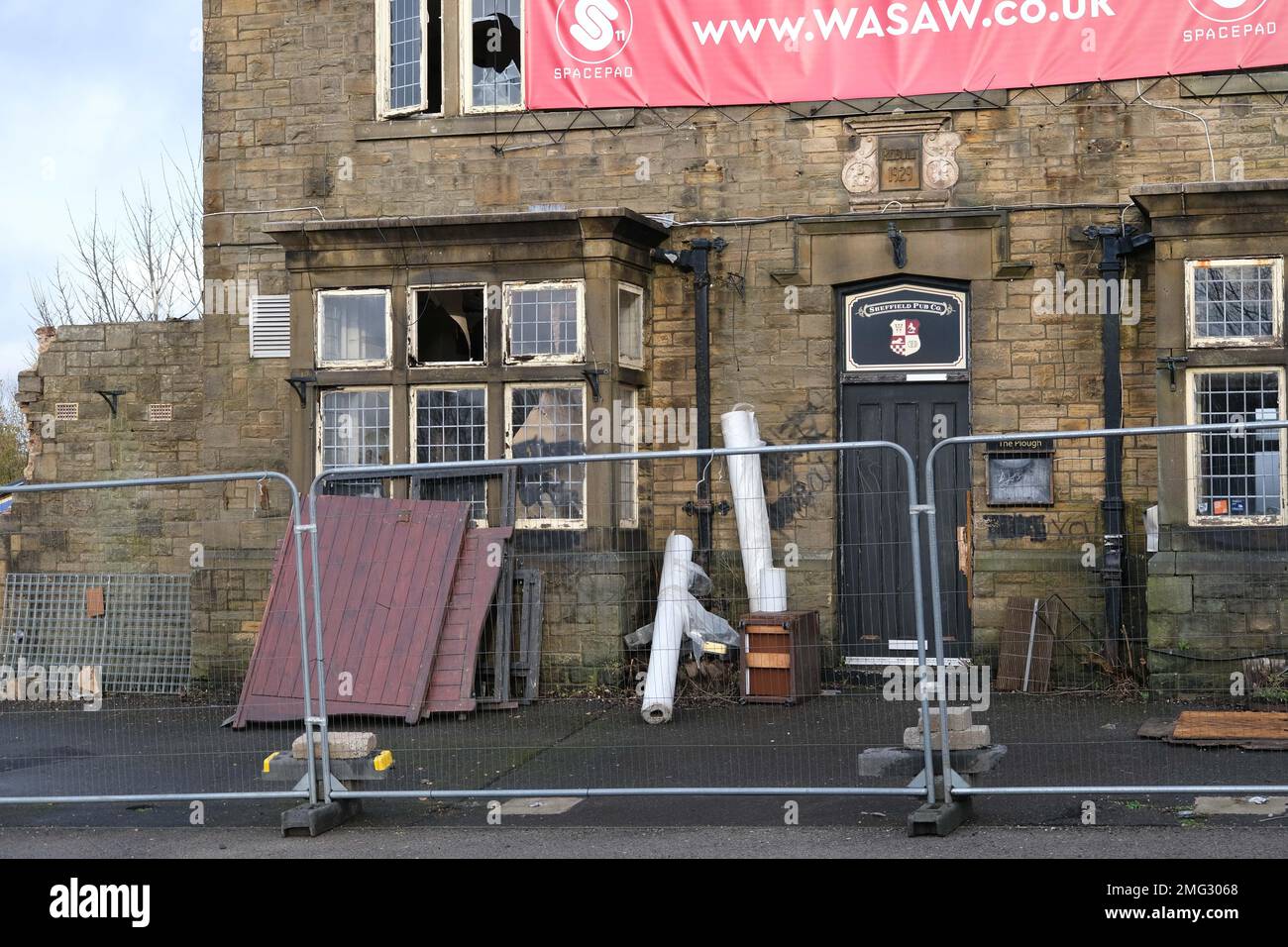 Pub histórico The Plough siendo demolido en Sandygate Road en Sheffield Foto de stock