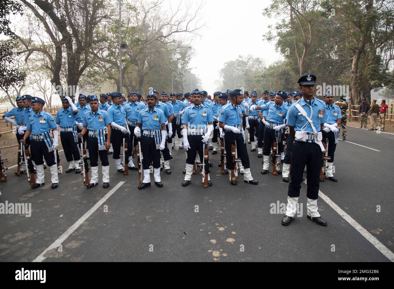 Kolkata, India. 25th de enero de 2023. Como la India está lista para conmemorar su celebración del Día de la República 74th el 26 de enero, el ensayo completo del Desfile del Día de la República se llevó a cabo en Calcuta Red Road.Ejército indio, Armada de la India, Fuerza Aérea de la India, Rifles de Assam, Regimiento Panjab, Ejército de la India, Fuerza Aérea de la India, Ejército de la India, Fuerza Aérea de la India El regimiento de Gorkha, la policía de Calcuta y muchas escuelas participaron en el Ensayo del Desfile del Vestido Completo para el Día de la República 2023 en Calcuta. (Foto de Barun Kumar Das/Pacific Press/Sipa USA) Crédito: SIPA USA/Alamy Live News Foto de stock