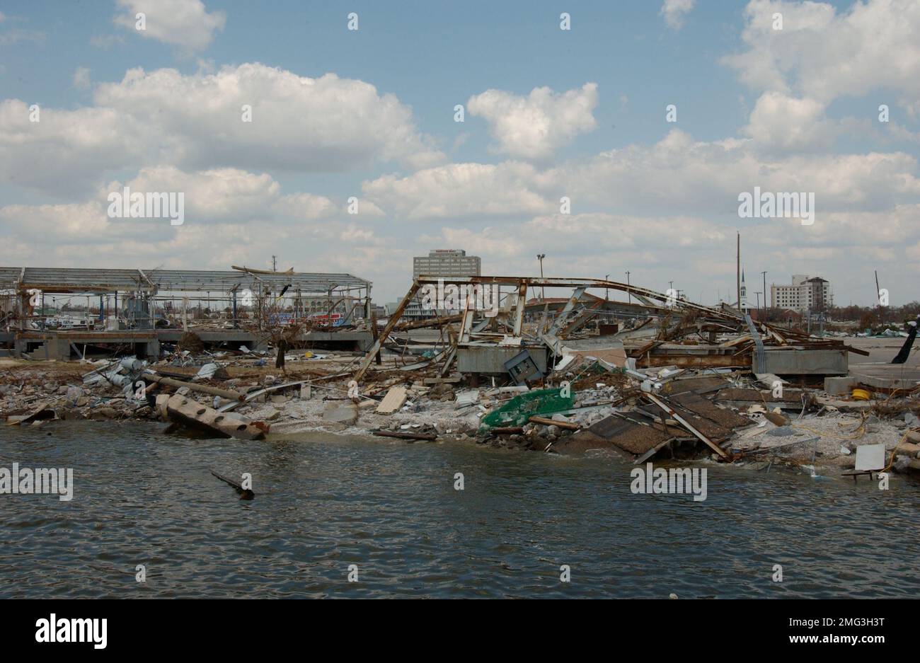 Consecuencias - Misceláneas - 26-HK-48-5. gran acumulación de escombros y estructuras dañadas en waterfront3. Huracán Katrina Foto de stock