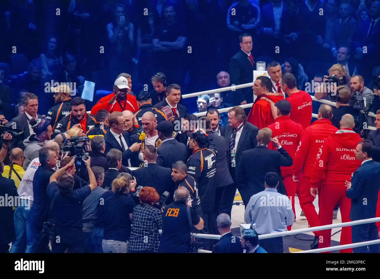 28-11-2015 Düsseldorf Alemania. La gente en el anillo tras la victoria de Tyson Fury - el Campeón de Ibf, OMB, Campeón de la OMB cinturones. Klitschko perdido, Kl Fotografía de