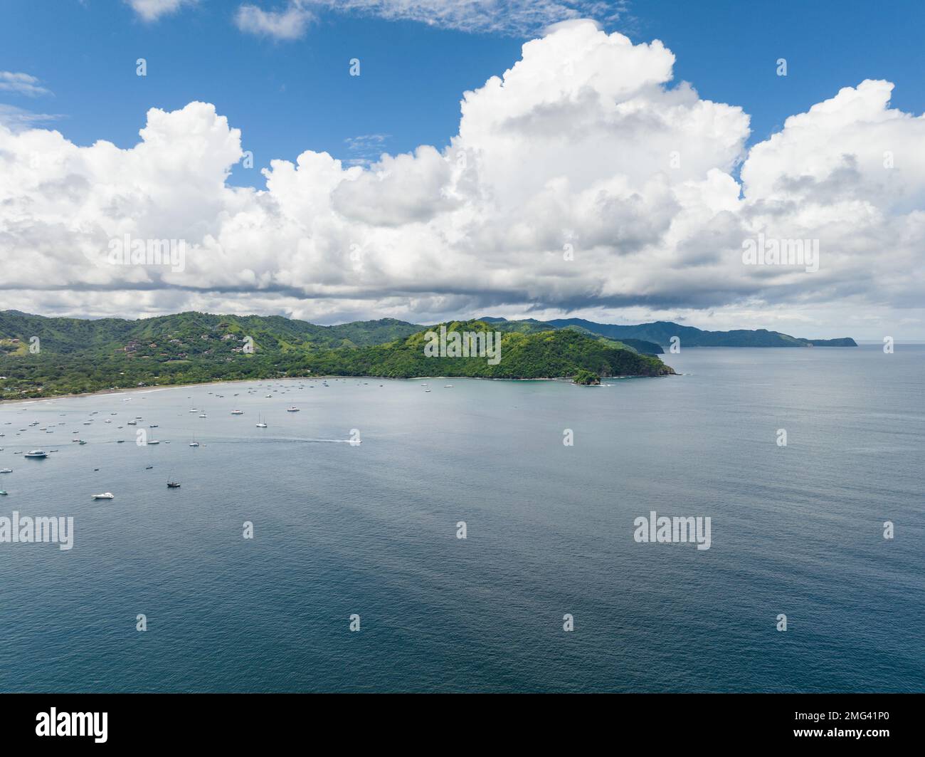 Vista aérea de Playas del Coco y barcos amarrados en el Golfo de Papagayo, Provincia de Guanacaste en el noroeste de Costa Rica. Foto de stock