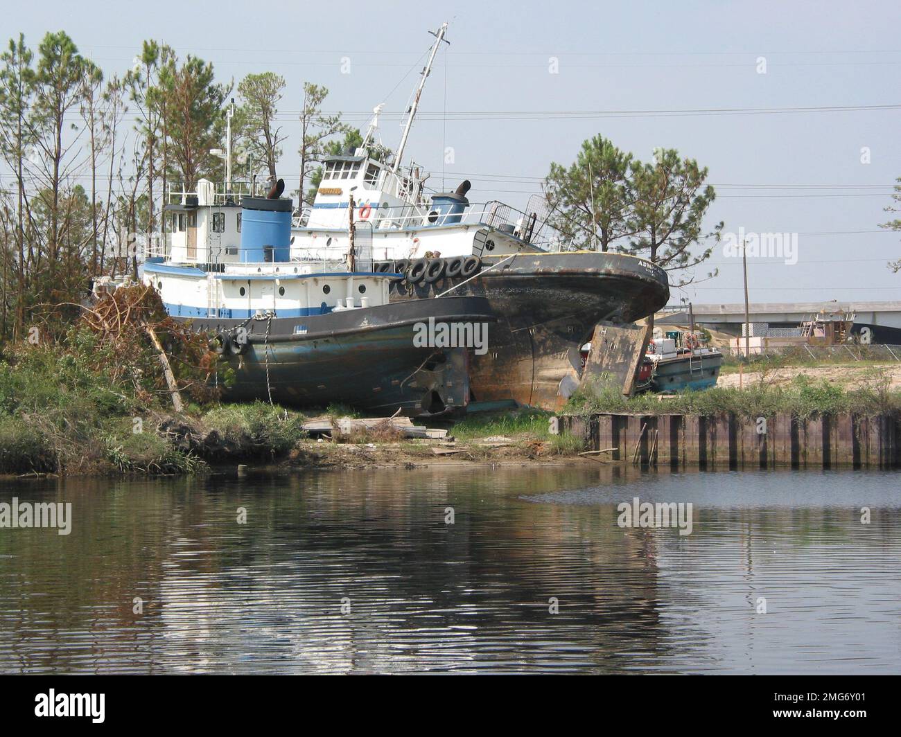 Secuelas - Barcos desplazados - Unidad de Seguridad Portuaria (PSU) 309 -  26-HK-27-94. Dos barcos tipo