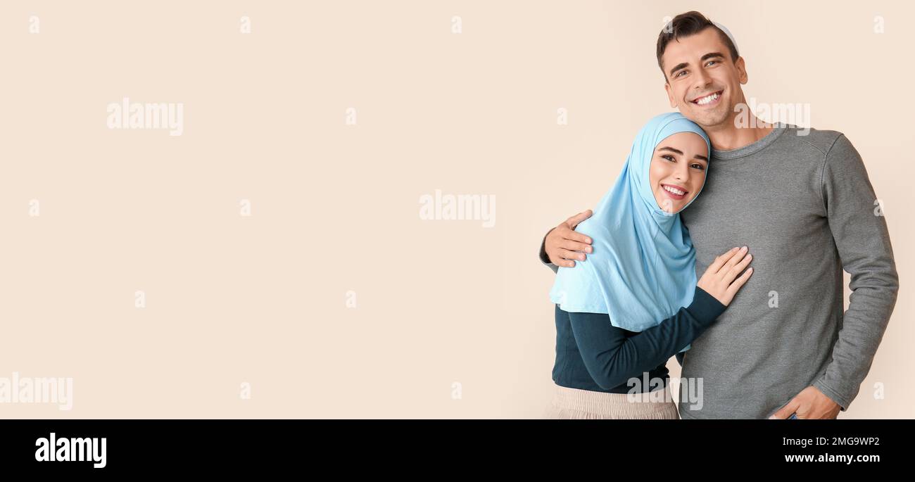 Retrato de joven pareja musulmana sobre fondo claro con espacio para texto Foto de stock