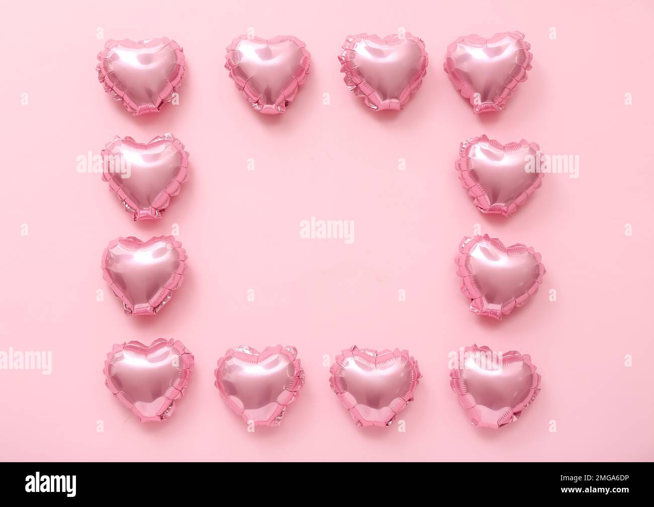 Bastidor de corazón hecho de globos con forma corazones rojos sobre fondo  blanco, aislado. El amor o el día de San Valentín concepto Fotografía de  stock - Alamy