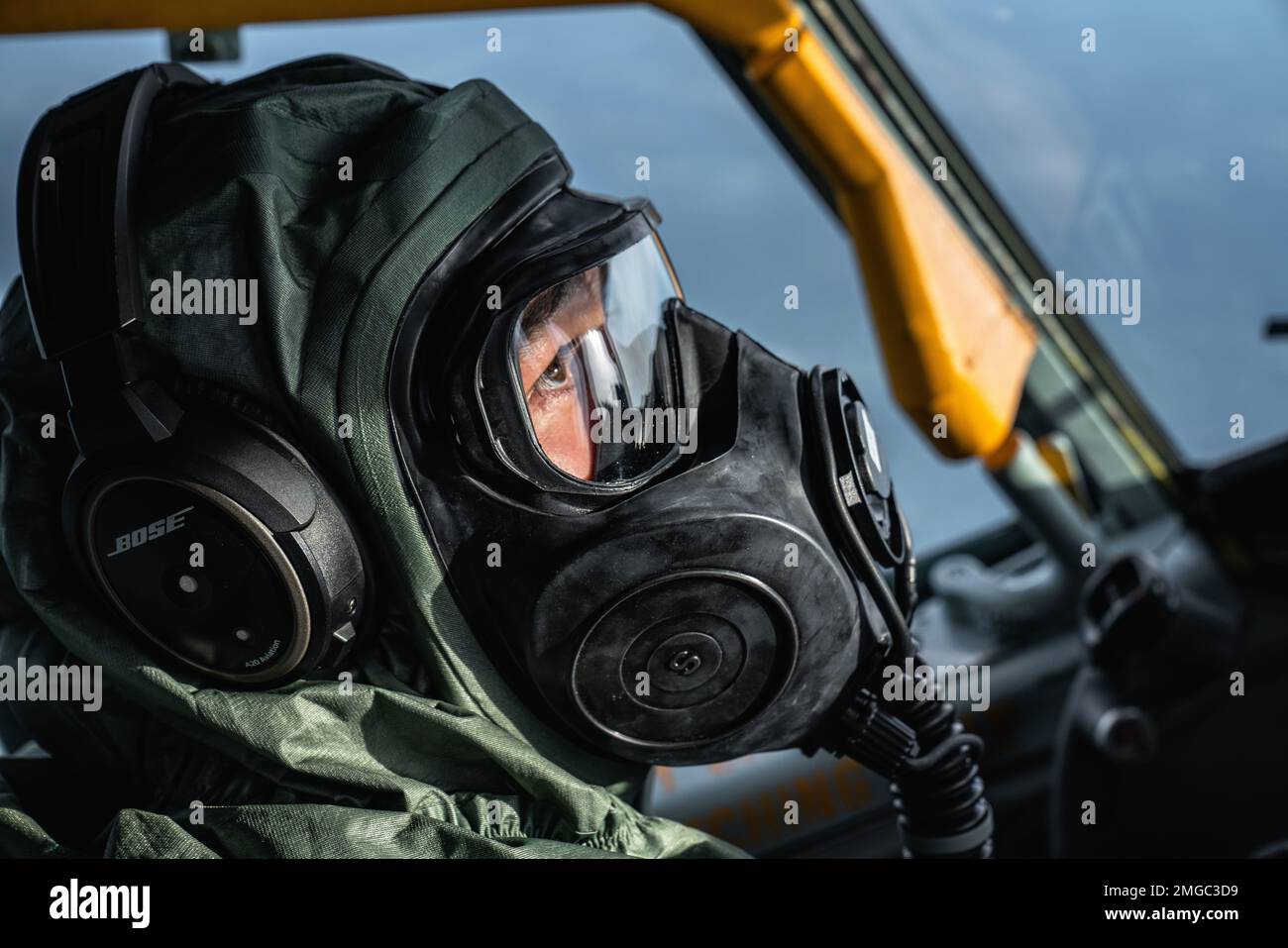 EE.UU El Capitán de la Fuerza Aérea Andrew Bragado, piloto del Escuadrón de  Repostaje Aéreo 50th, usa equipo nuclear y explosivo químico biológico  radiológico en un vuelo durante el ejercicio final de