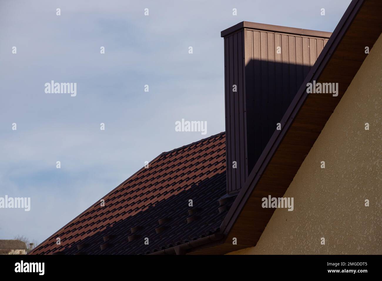 Construcción de techos con claraboyas en el ático, sistema de canaleta de  lluvia, ventanas de techo y protección de techo contra tabla de nieve,  protector de nieve exterior. Casa moderna con Fotografía