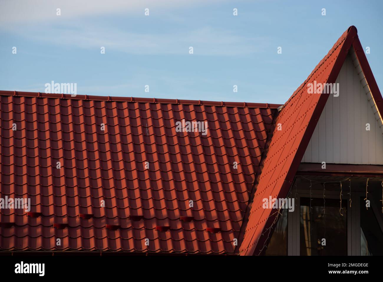 Construcción de techos con claraboyas en el ático, sistema de canaleta de  lluvia, ventanas de techo y protección de techo contra tabla de nieve,  protector de nieve exterior. Casa moderna con Fotografía