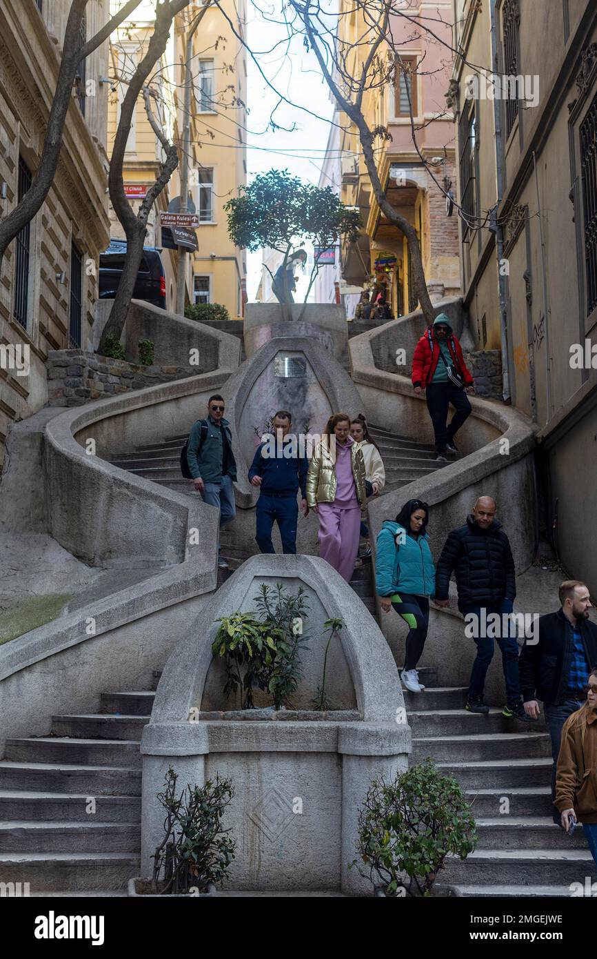 Estambul, Turquía 22 de enero de 2023. Vista de las Escaleras Camondo en el distrito de Galata. La escalera sube por la colina desde los muelles de Galata y el Banco Aven Foto de stock