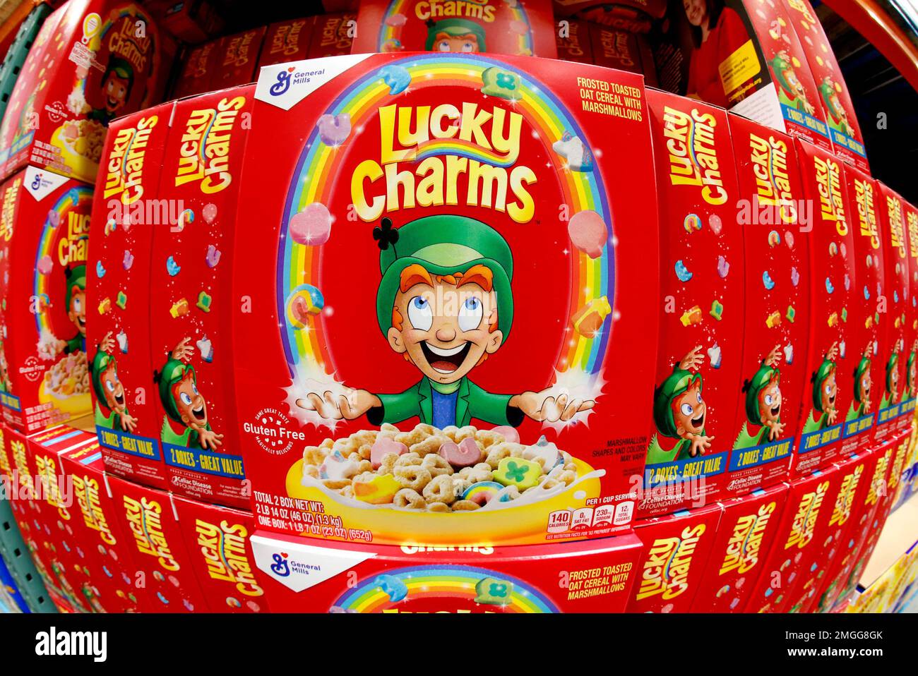 General Mills Lucky Charms cereal en exhibición en un Costco Wholesale  Warehouse Club Fotografía de stock - Alamy