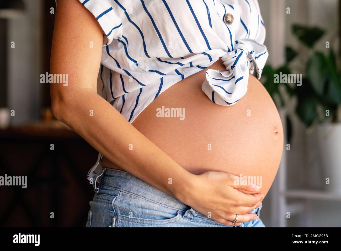 Belleza mujer embarazada. Vientre embarazada. Hermosa mujer embarazada esperando a un bebé. Concepto de maternidad. Foto de stock