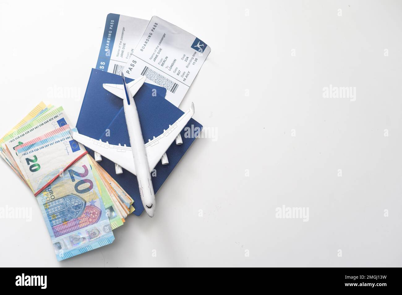 Pasaporte con billetes de euro y un avión de juguete Fotografía de stock -  Alamy