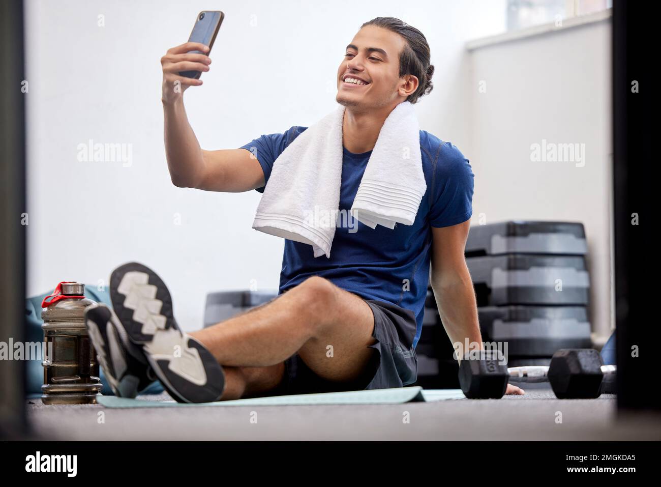 Fitness, hombre feliz y selfie para las redes sociales o foto de perfil con  toalla después del ejercicio o entrenamiento en el gimnasio. Vlogger  masculino deportivo o Fotografía de stock - Alamy