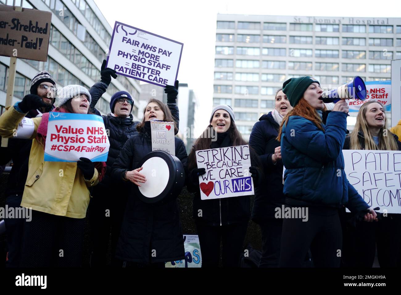 Miembros de la Sociedad de Fisioterapia (CSP) en la línea de piquetes fuera del Hospital St Thomas de Londres mientras se declaran en huelga por primera vez por el pago. Fecha de la fotografía: Jueves 26 de enero de 2023. Foto de stock