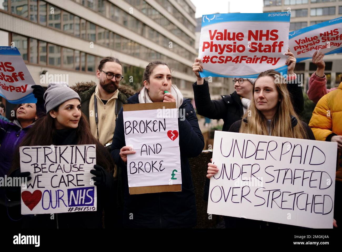 Miembros de la Sociedad de Fisioterapia (CSP) en la línea de piquetes fuera del Hospital St Thomas de Londres mientras se declaran en huelga por primera vez por el pago. Fecha de la fotografía: Jueves 26 de enero de 2023. Foto de stock