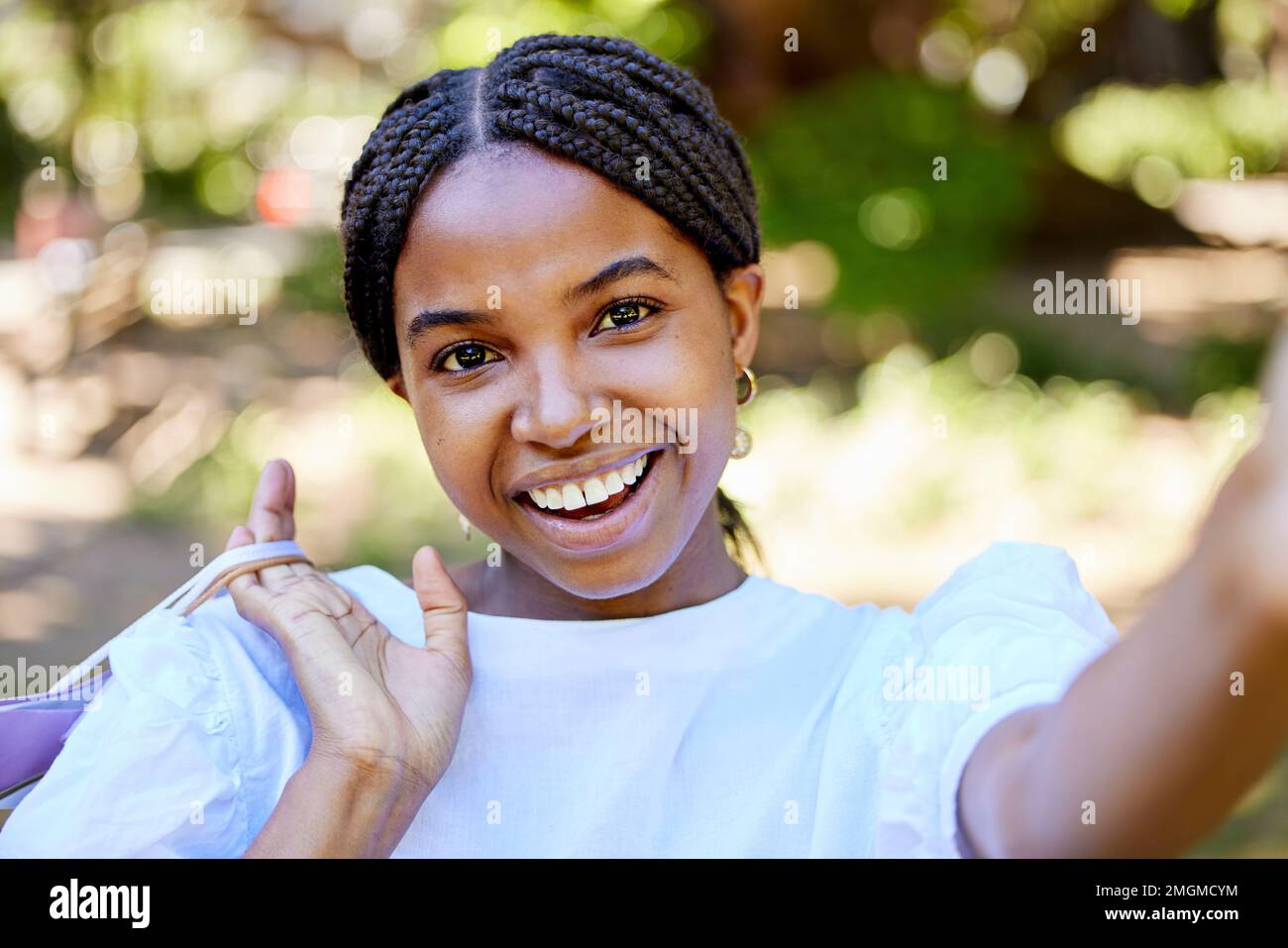 Mujer negra, compras y sonrisa de retrato para selfie, redes sociales o publicación en el parque al aire libre que sostiene bolsos. Feliz afroamericana mujer shopper Foto de stock