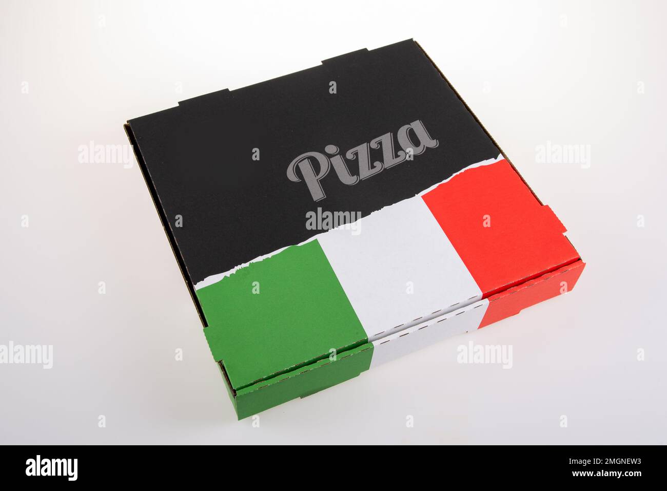 Caja de pizza de cartón negro para llevar con bandera de color italiano en  la tapa Fotografía de stock - Alamy