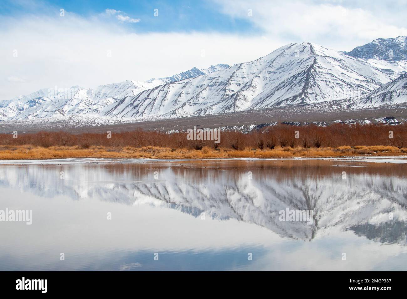 Montaña reflejada en un lago en invierno en Ladakh Foto de stock