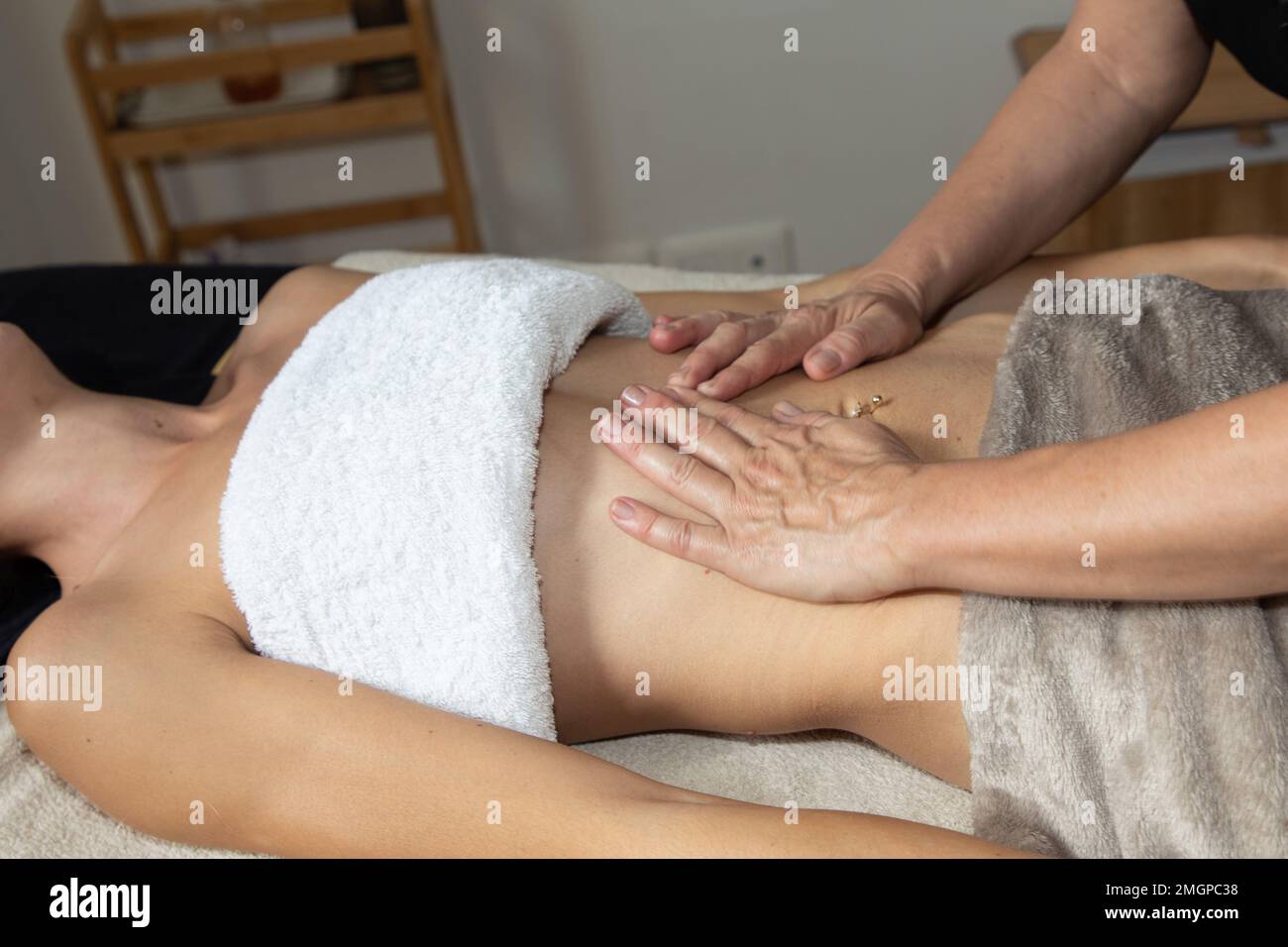 Mujer recibiendo masaje de drenaje linfático de piernas en el salón de spa.  de cerca. concepto de belleza y cuidado corporal de relajación corporal.