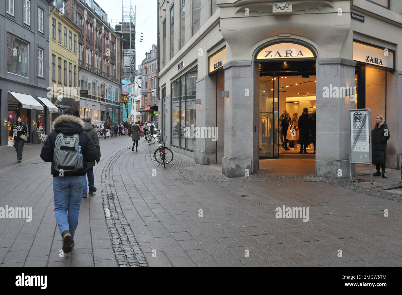 Copenhague/Dinamarca/26 de enero de 2023/tienda española de Zara en la  calle financiera stroeget en la capital danesa Copenhague. (Foto: Francis  Joseph Dean/Dean Pictures Fotografía de stock - Alamy