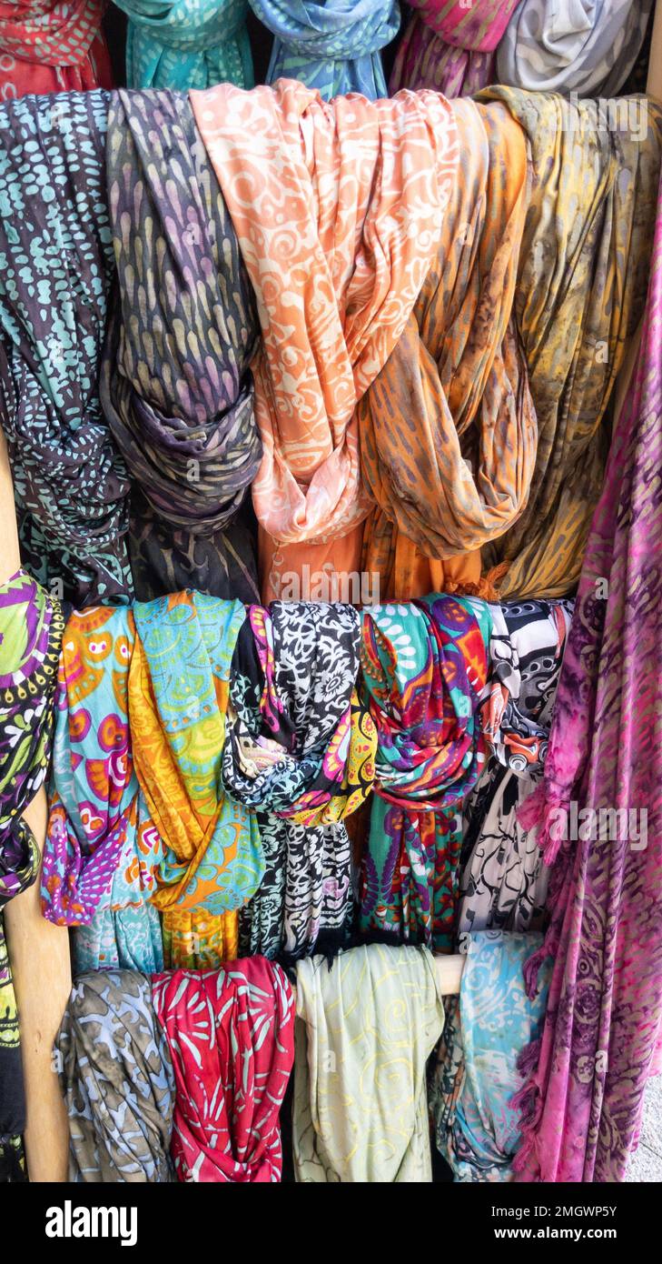 Tienda de exhibición de bufanda con bufandas de colores en un puesto de  mercado tienda de fondo de bufandas de colores Fotografía de stock - Alamy