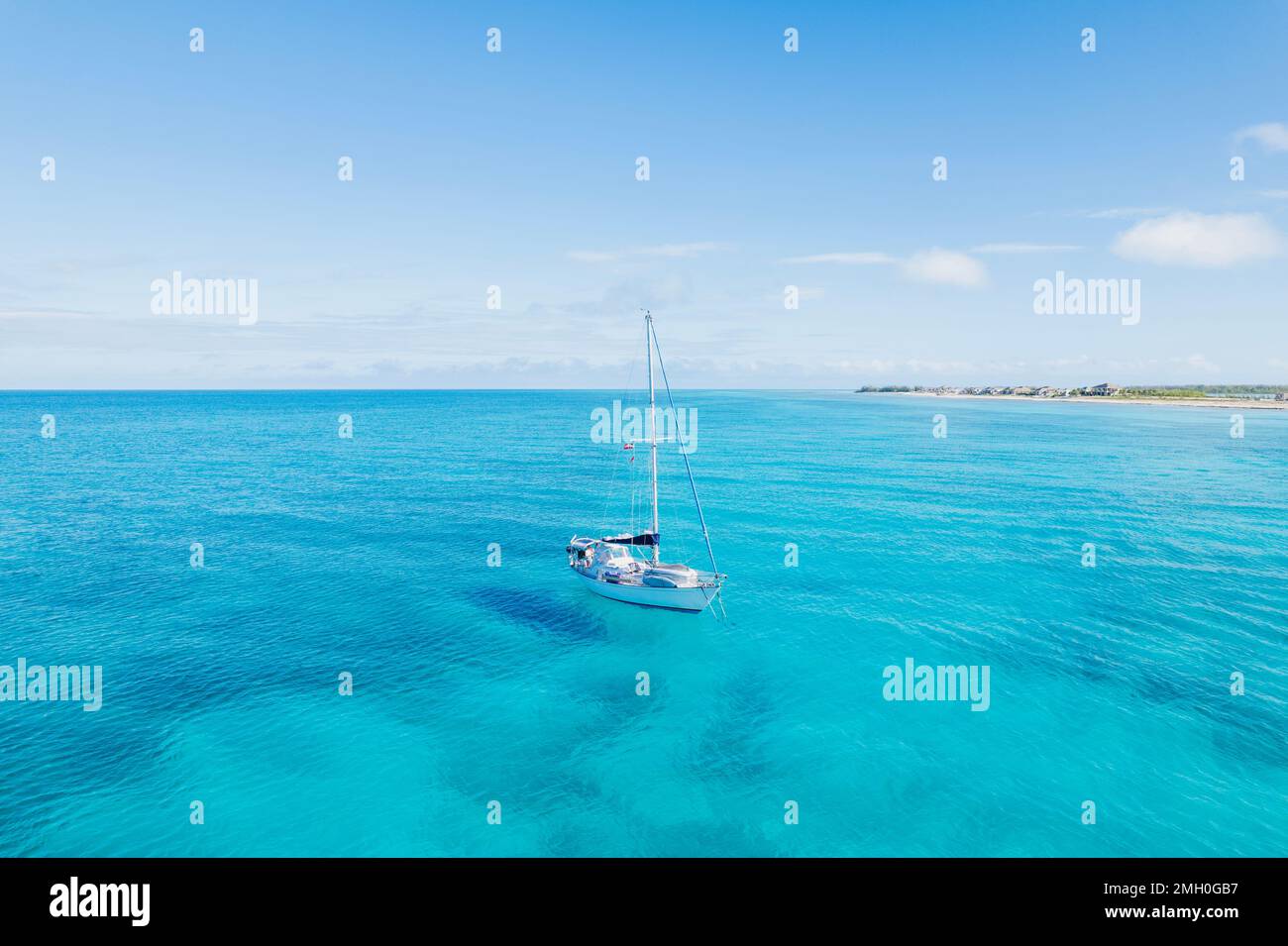 Antena de velero anclado en agua azul turquesa en Bimini, Bahamas Foto de stock