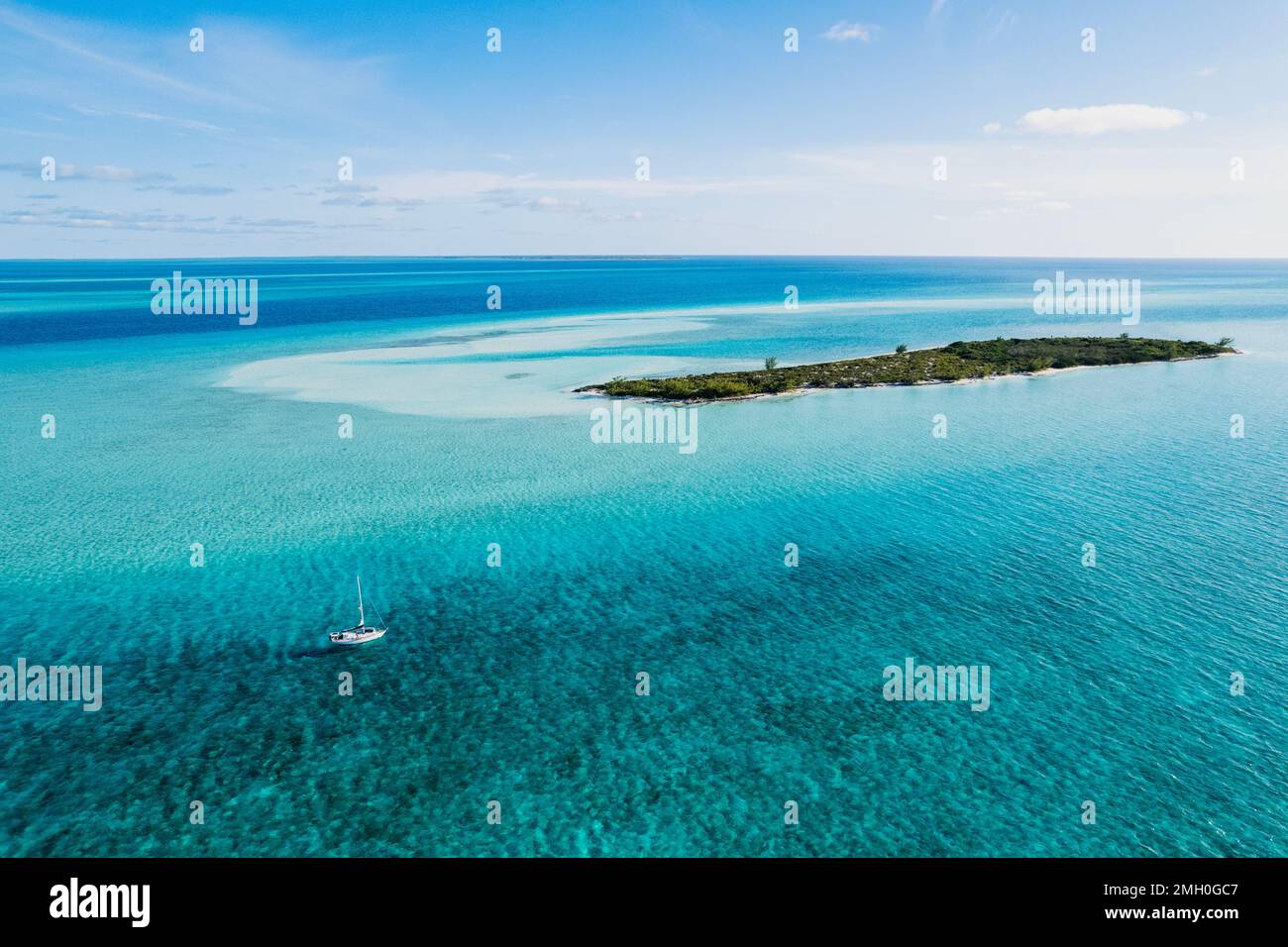 Aérea de velero junto a la isla en el agua turquesa de las Bahamas Foto de stock