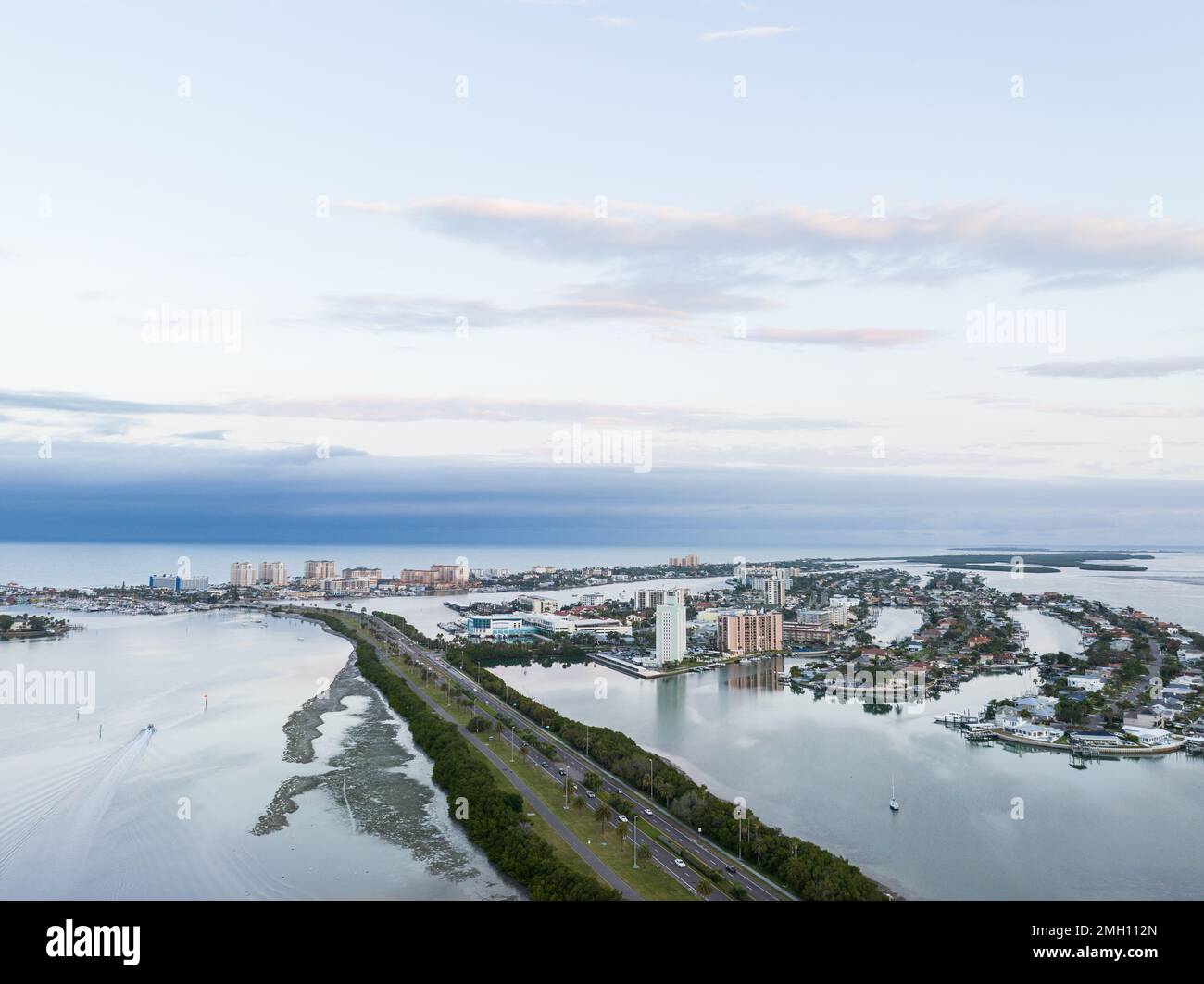 Vista aérea de los hoteles de Clearwater Beach y Clearwater Memorial Causeway, Condado de Pinellas, Florida, EE.UU. Foto de stock