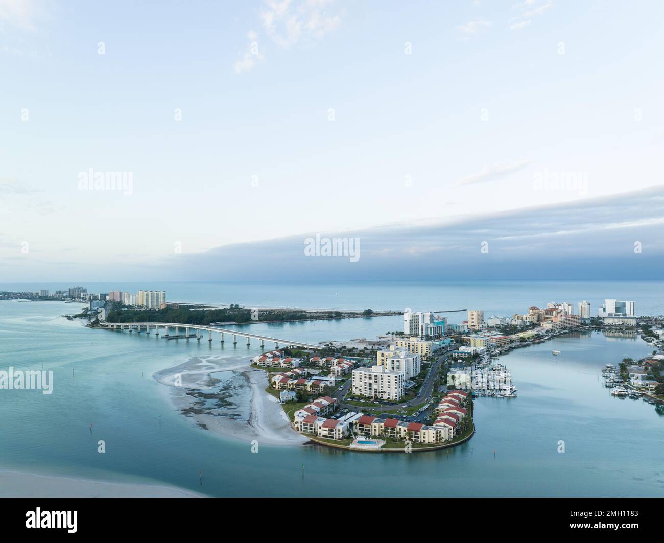 Vista aérea del Golfo de México en las casas y hoteles de Clearwater Beach con Sand Key al otro lado del puente en el condado de Pinellas, Florida, Estados Unidos. Foto de stock