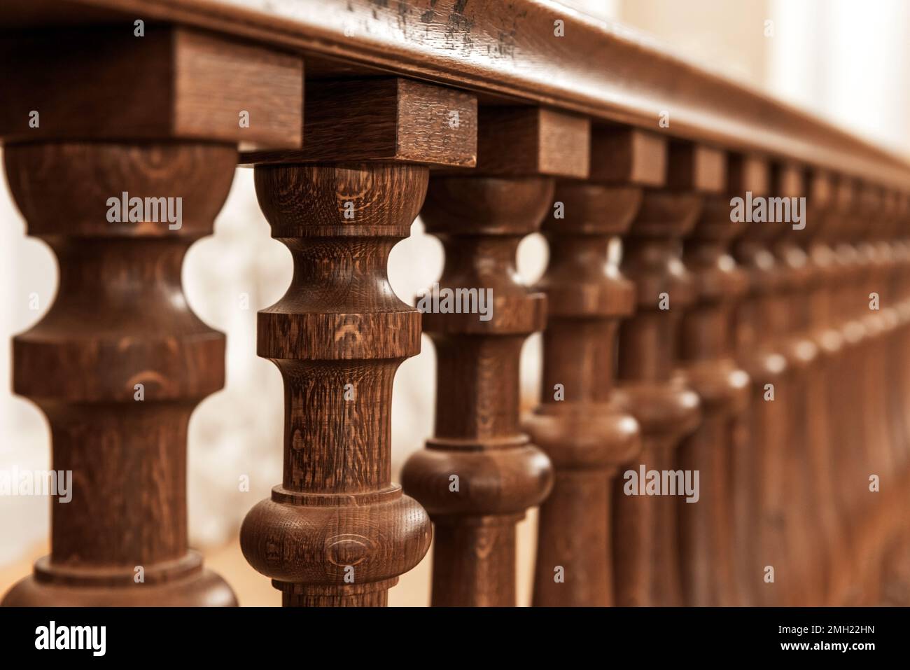 Balaustres de madera imagen de archivo. Imagen de escaleras - 65171251