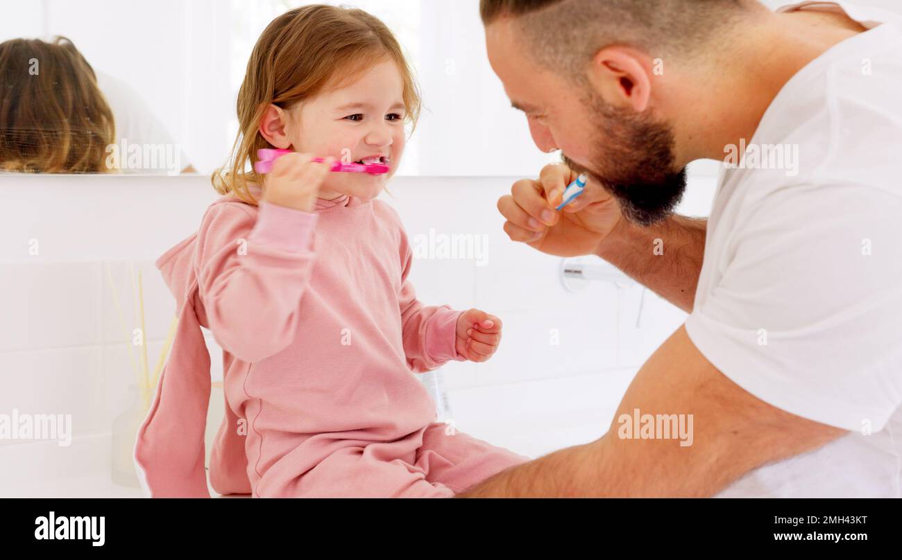 Padre E Hijo Cepillándose Los Dientes Con El Cepillo De Dientes Juntos En El Baño De Su Casa 