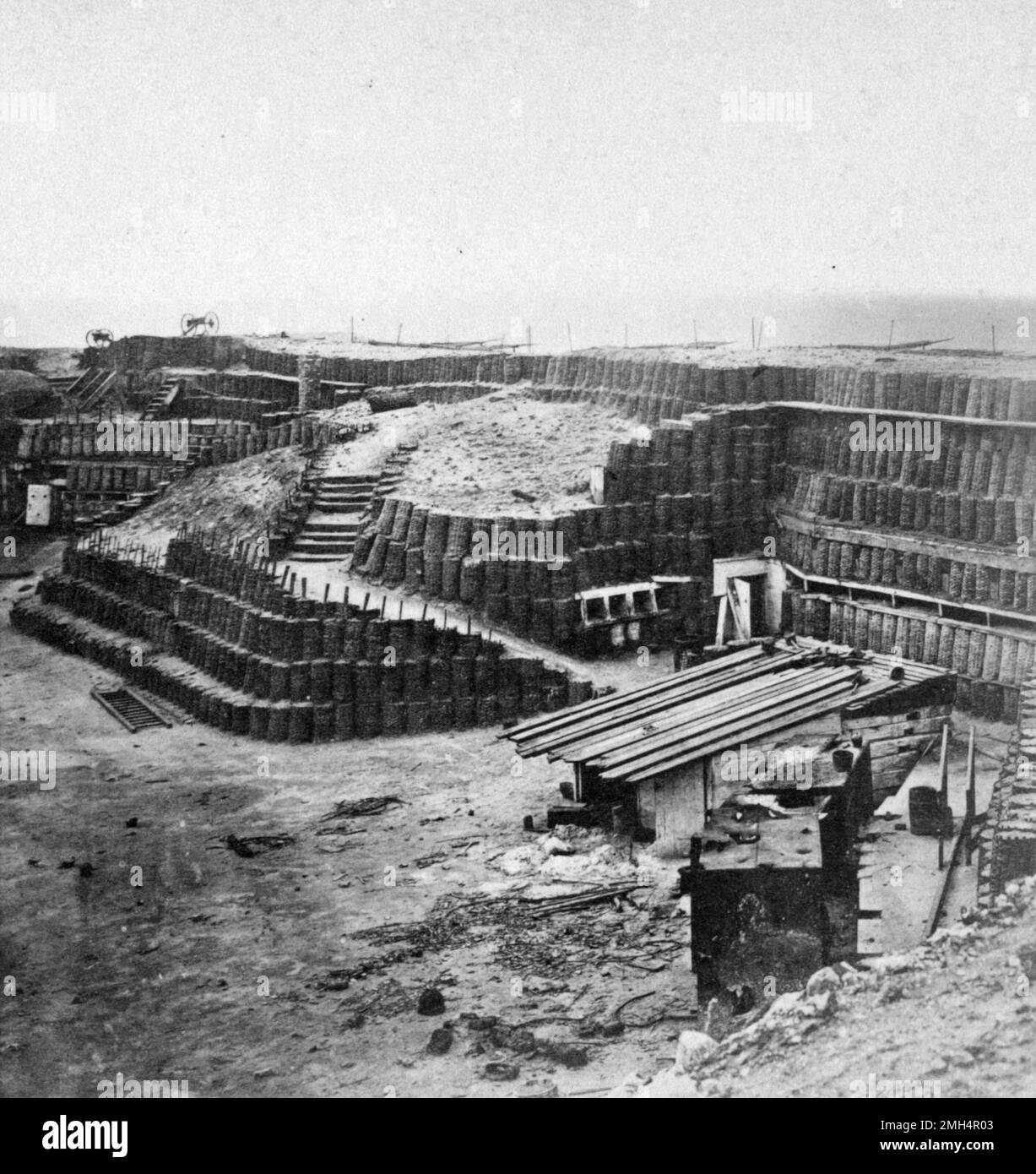 Una vista del interior de Fort Sumter en abril de 1865, dos años después de su captura por las fuerzas confederadas. El bombardeo confederado y la captura de Fort Sumter fue la primera batalla en la guerra estadounidense del CIIL. Foto de stock
