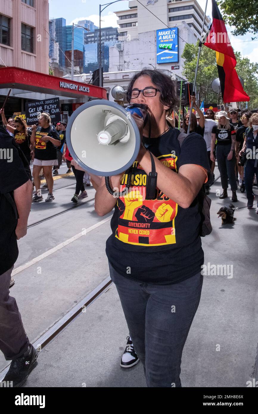 Melbourne, Australia, 26 de enero de 2023. La líder indígena Celeste Liddle lidera a la multitud con un megáfono durante la protesta anual del Día de la Invasión en Melbourne, organizada por los indígenas australianos y sus aliados, pide el fin de la celebración del Día de Australia y el reconocimiento de la soberanía indígena. Crédito: Michael Currie/Speed Media/Alamy Live News Foto de stock