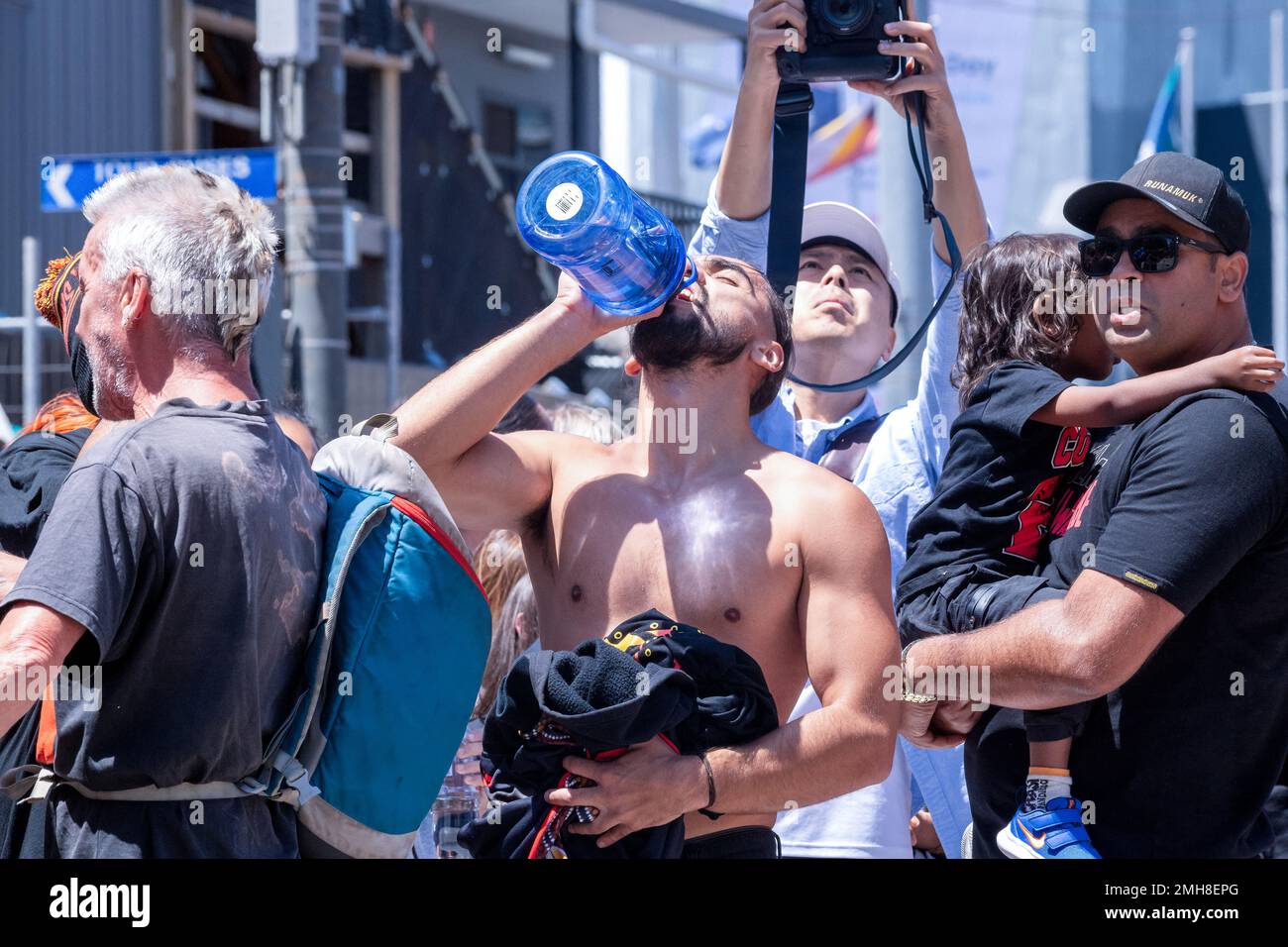 Melbourne, Australia, 26 de enero de 2023. El bailarín de Bandok Tati Chris George bebe de una botella de agua en la calle Flinders durante la protesta anual del Día de la Invasión en Melbourne, organizada por los indígenas australianos y sus aliados, pide que se ponga fin a la celebración del Día de Australia y que se reconozca la soberanía indígena. Crédito: Michael Currie/Speed Media/Alamy Live News Foto de stock